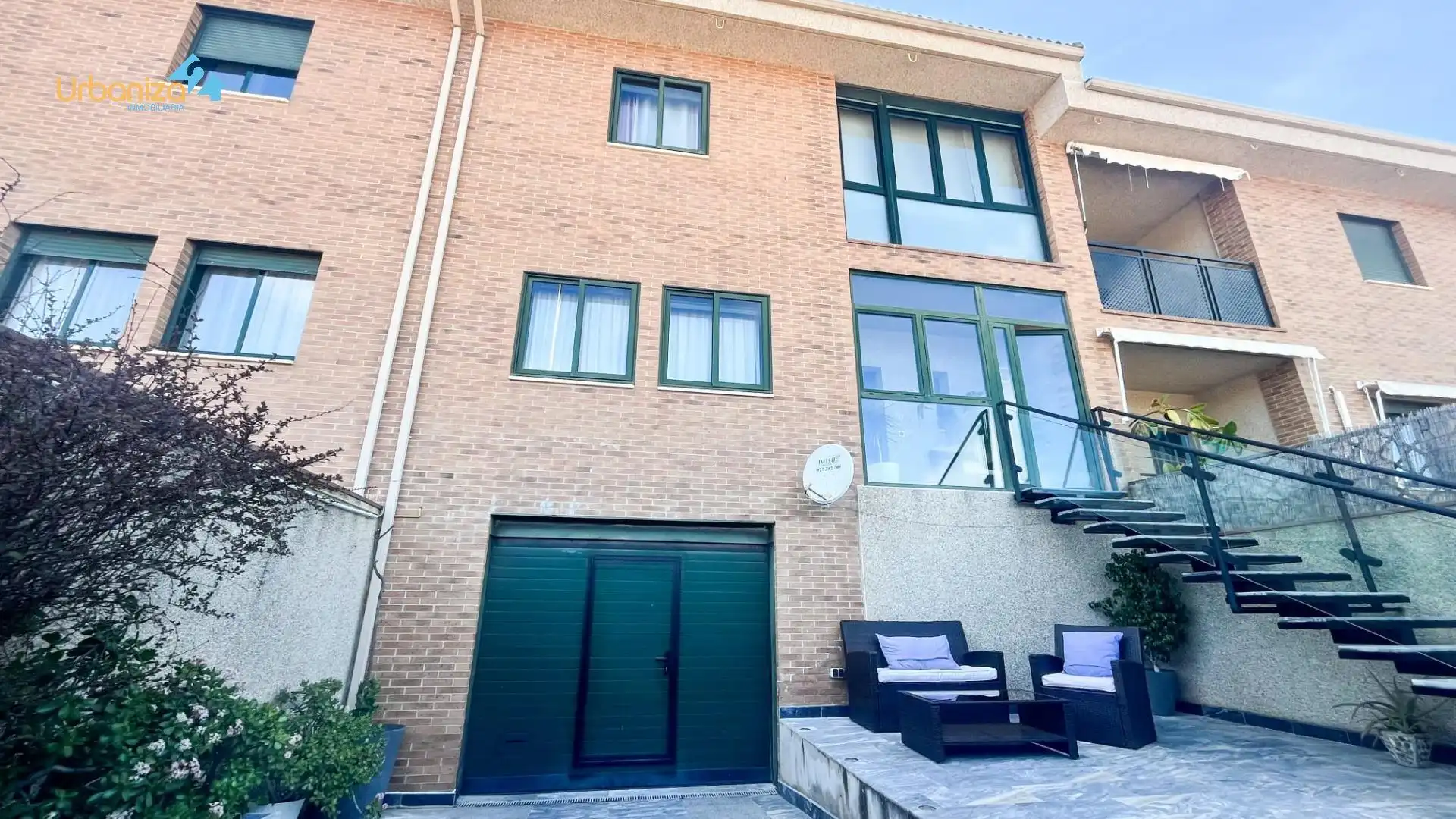 Vista exterior de Casa adosada en venda en Cáceres amb Calefacció, Terrassa i Traster