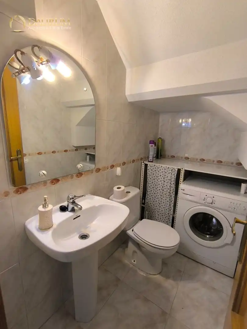 Badezimmer von Einfamilien-Reihenhaus zum Verkauf in Santa Pola mit Klimaanlage, Heizung und Privatgarten