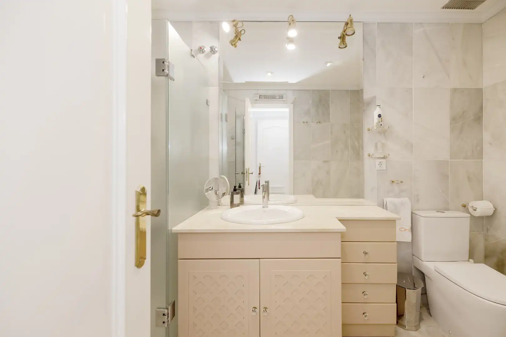 Baño de Piso en venta en Marbella con Aire acondicionado, Calefacción y Terraza