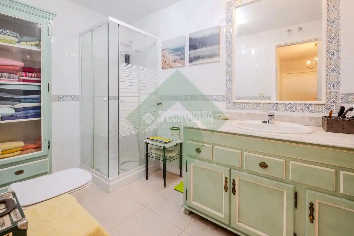 Baño de Casa adosada en venta en Serranillos del Valle con Calefacción y Jardín privado
