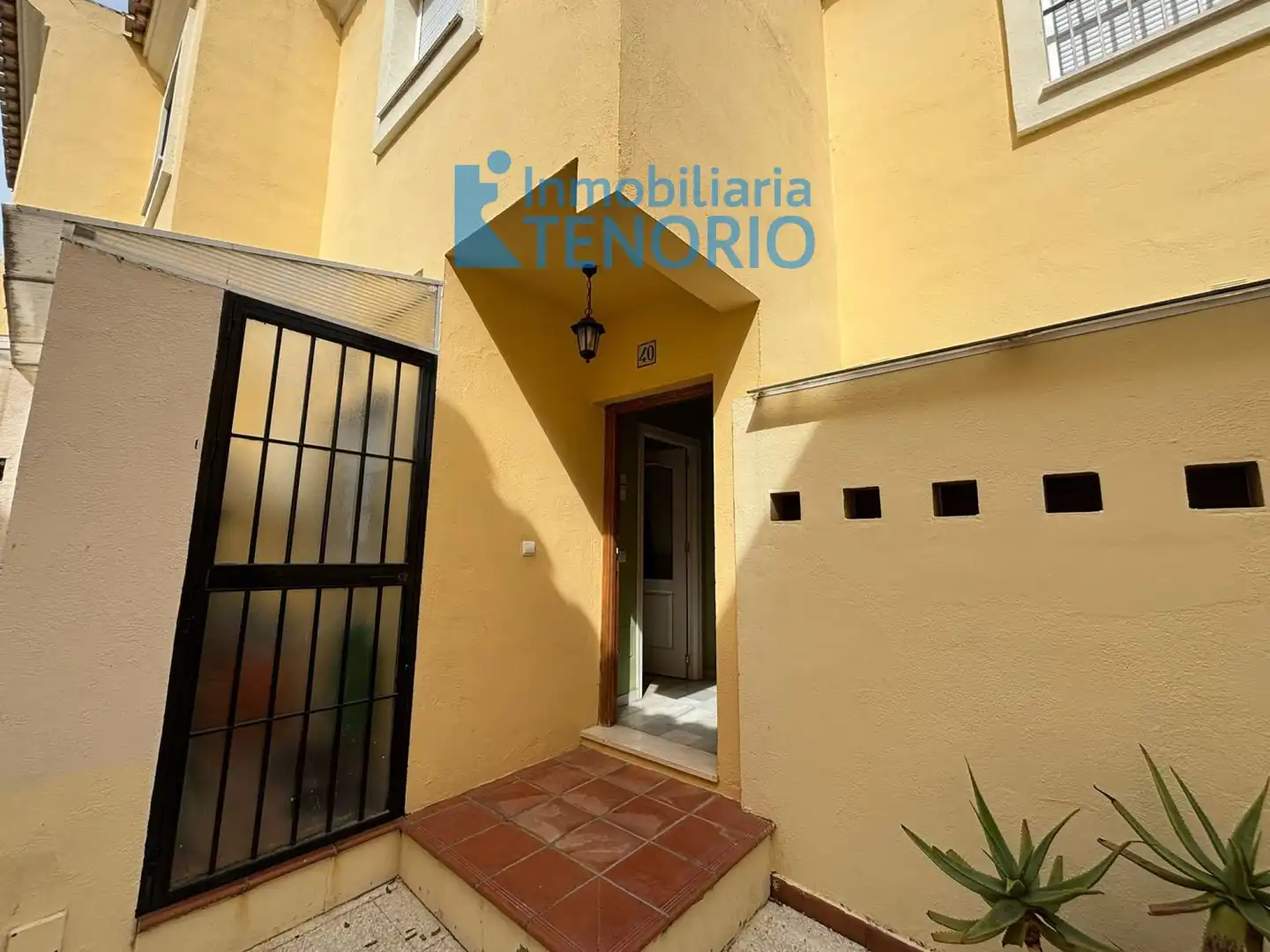 Vista exterior de Casa adosada en venta en Islantilla con Terraza, Trastero y Piscina comunitaria