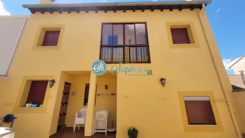 Vista exterior de Casa o xalet en venda en Segovia amb Calefacció, Parquet i Terrassa