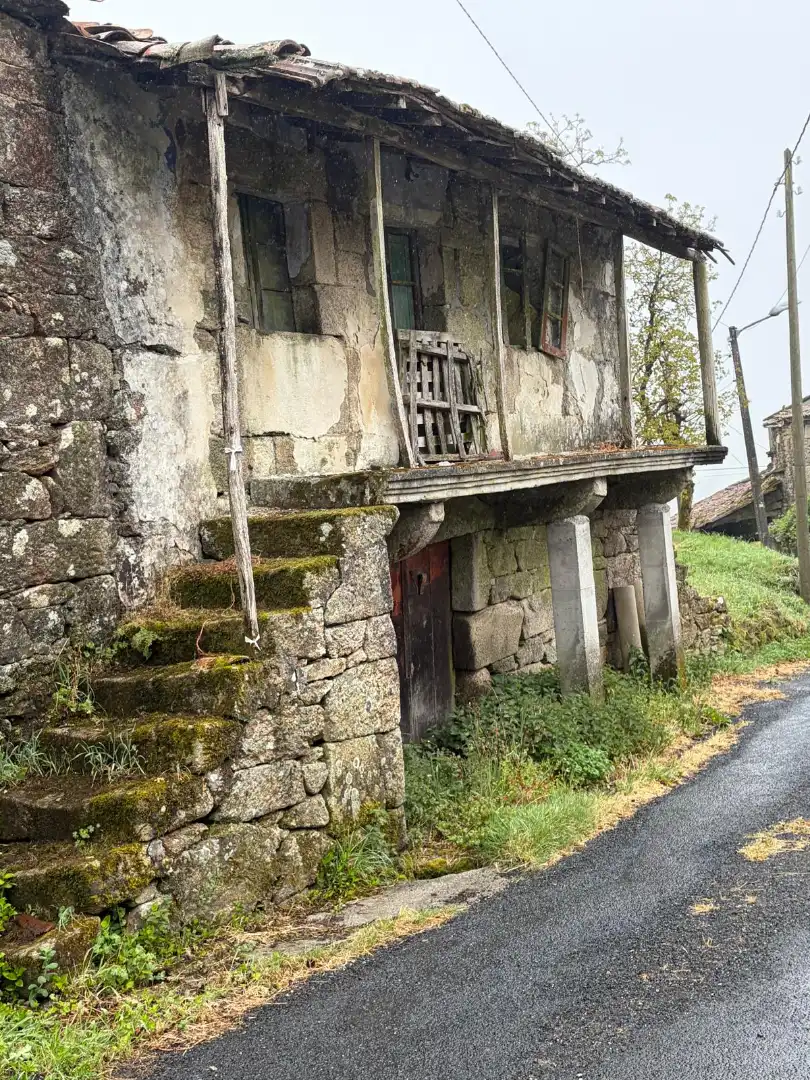 Vista exterior de Casa adosada en venda en Piñor amb Balcó