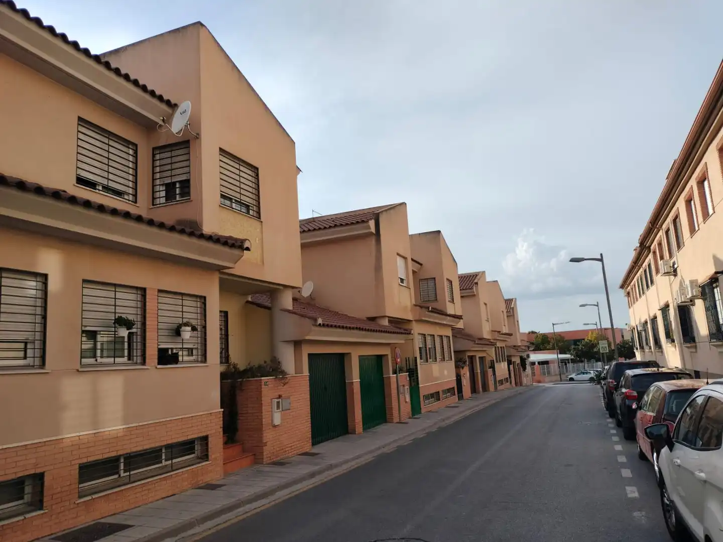 Vista exterior de Casa o chalet en venta en Alhendín con Aire acondicionado