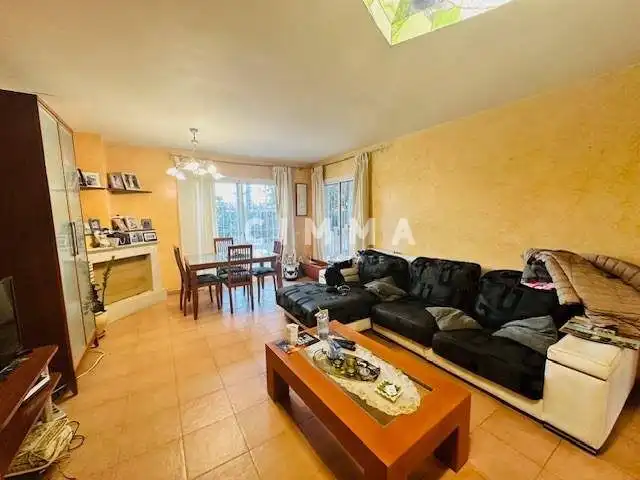 Sala d'estar de Casa adosada en venda en Polop amb Calefacció, Jardí privat i Terrassa
