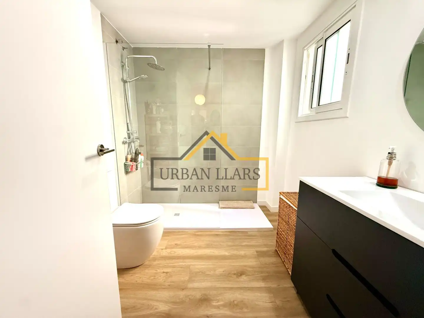 Badezimmer von Dachboden zum Verkauf in Mataró mit Klimaanlage, Heizung und Parkett