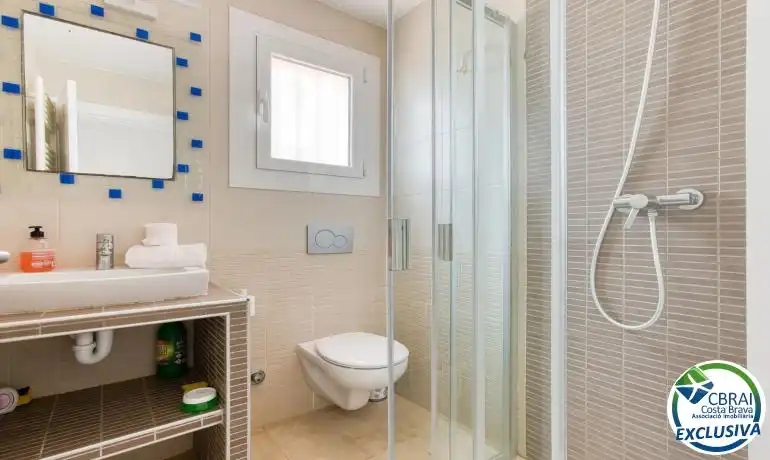 Baño de Finca rústica en venta en Roses con Calefacción, Amueblado y Piscina comunitaria