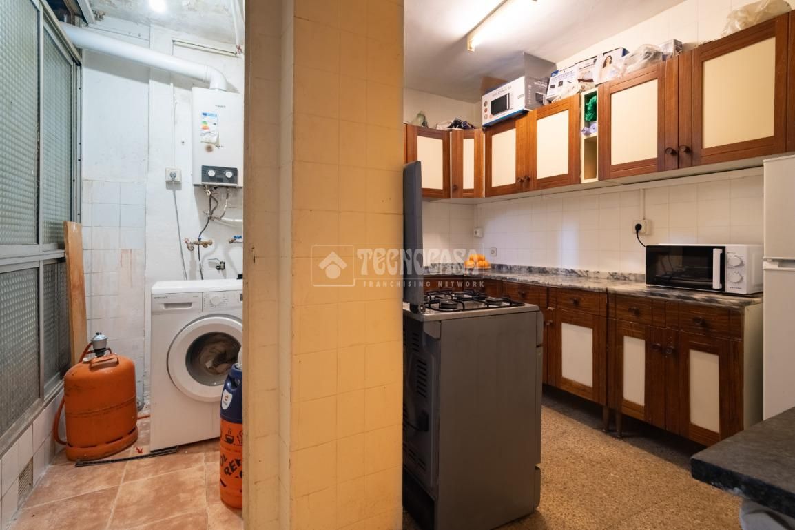 Kitchen of Flat for sale in  Granada Capital  with Storage room
