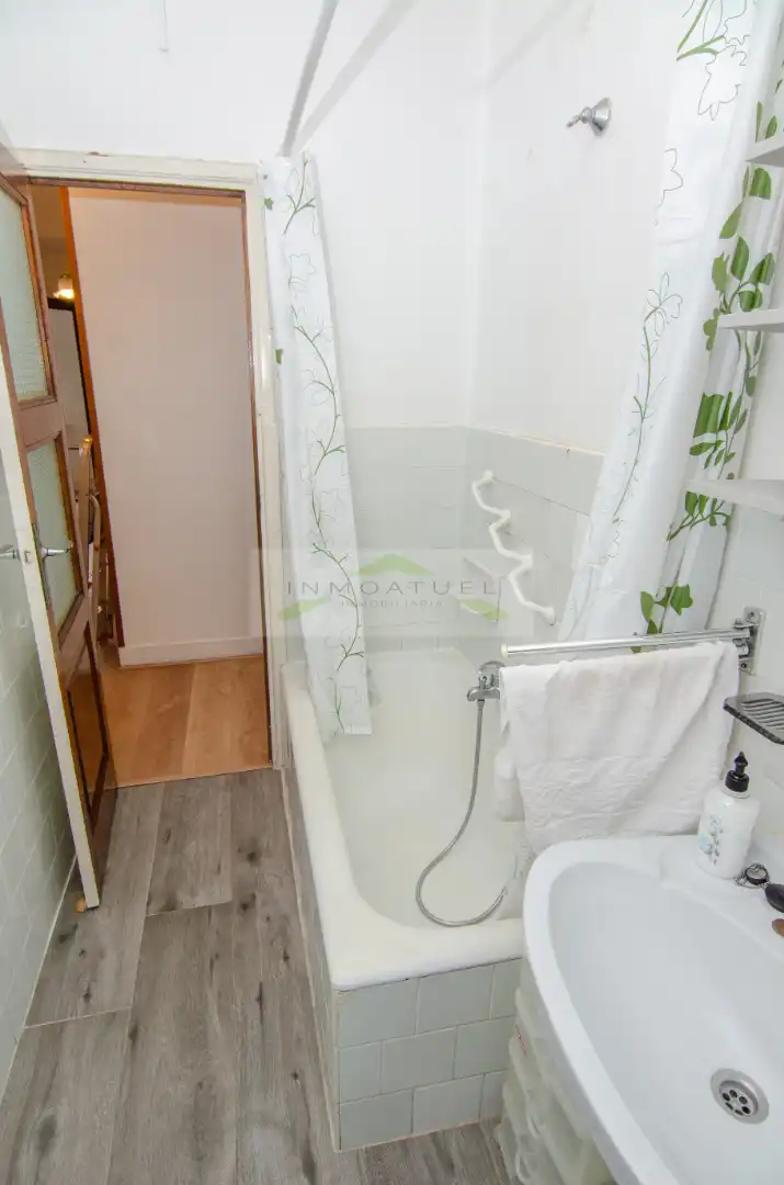 Bathroom of Flat for rent in A Coruña Capital   with Furnished, Oven and Washing machine