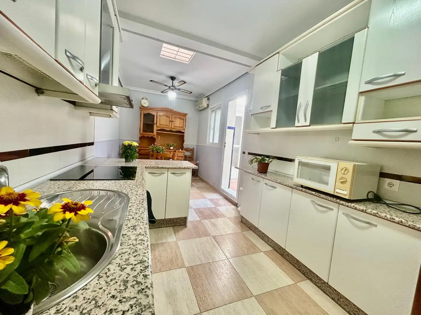 Cocina de Casa adosada en venta en Roquetas de Mar con Aire acondicionado, Calefacción y Jardín privado