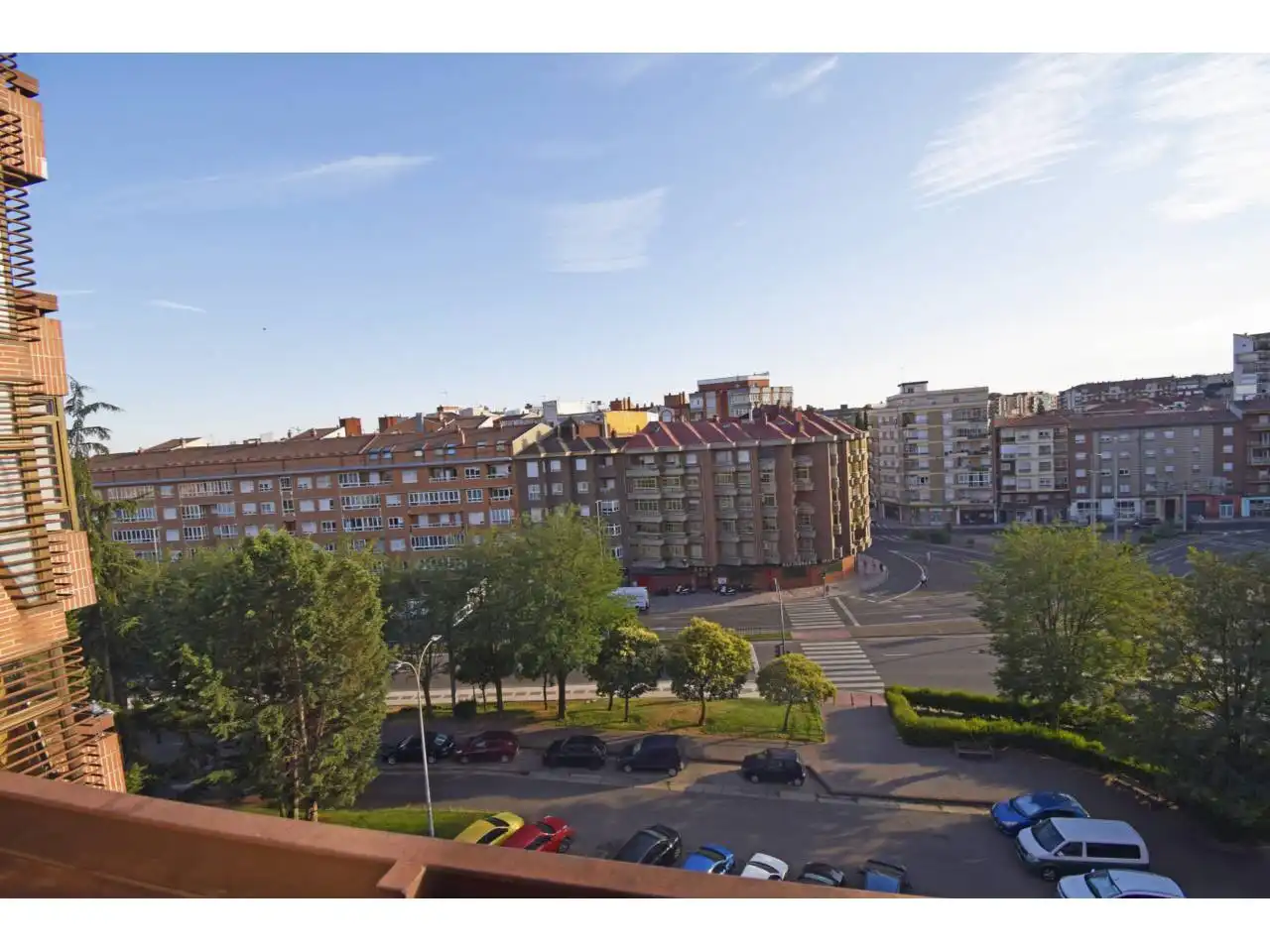 Vista exterior de Piso en venta en León Capital  con Calefacción, Parquet y Terraza