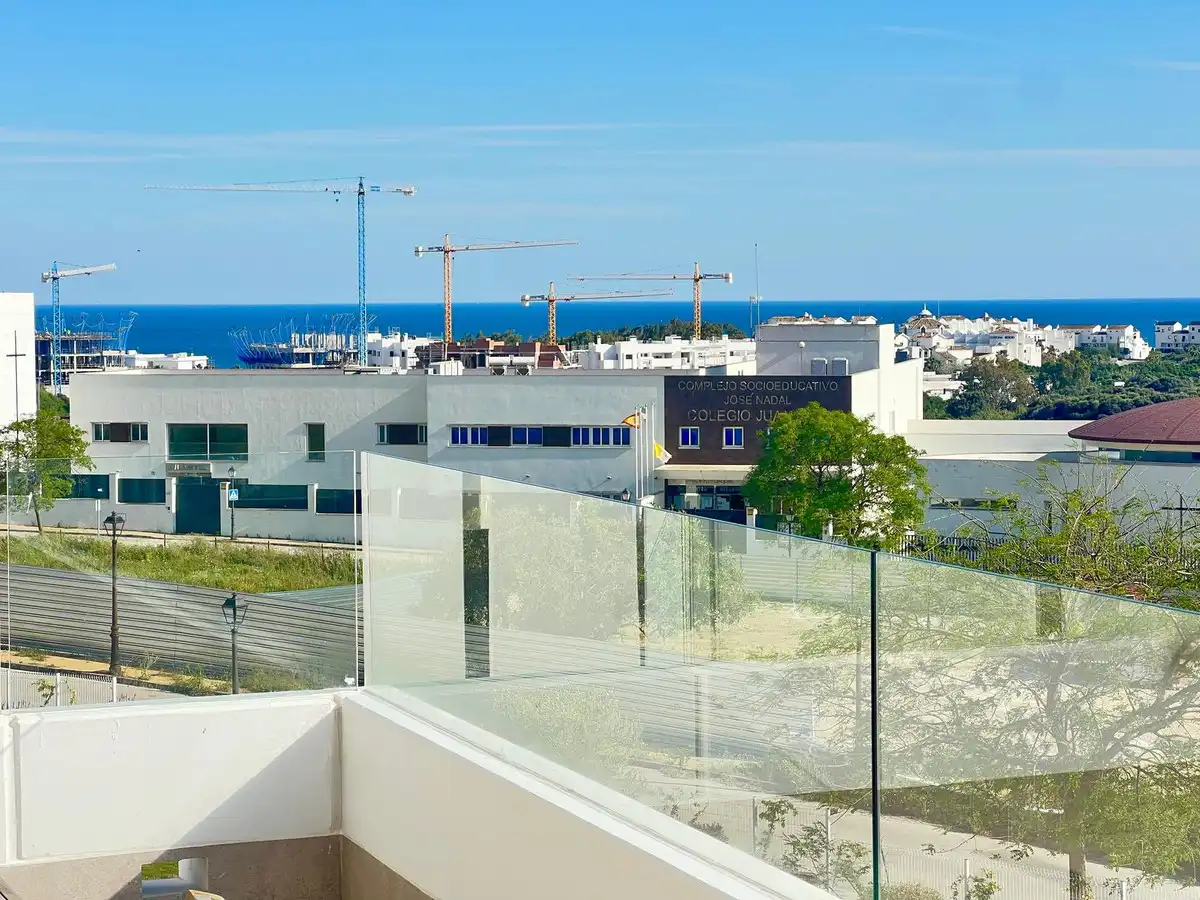 Vista exterior de Dúplex en venda en Estepona amb Aire condicionat, Terrassa i Traster