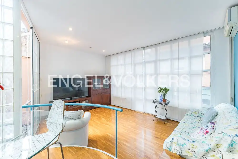 Sala d'estar de Casa o xalet en venda en L'Hospitalet de Llobregat amb Aire condicionat, Calefacció i Parquet