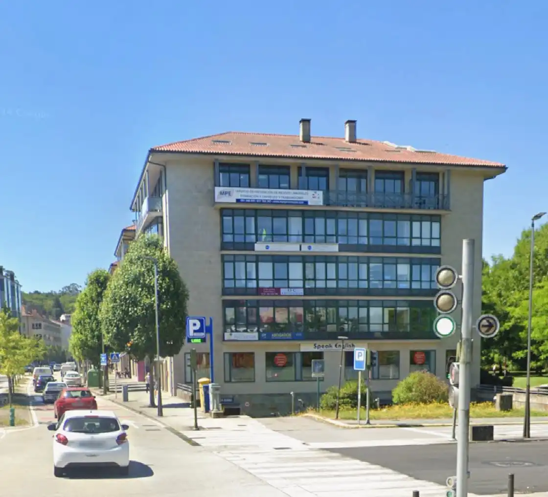 Vista exterior de Oficina de alquiler en Santiago de Compostela  con Alarma