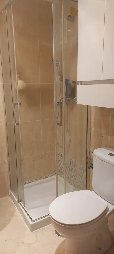 Badezimmer von Wohnung zur Miete in Manilva mit Klimaanlage, Heizung und Privatgarten
