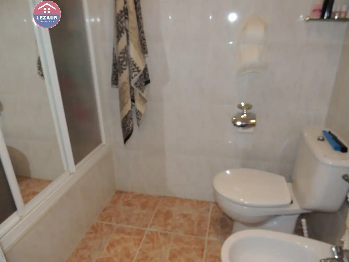 Bathroom of Flat for sale in Funes  with Air Conditioner, Heating and Parquet flooring