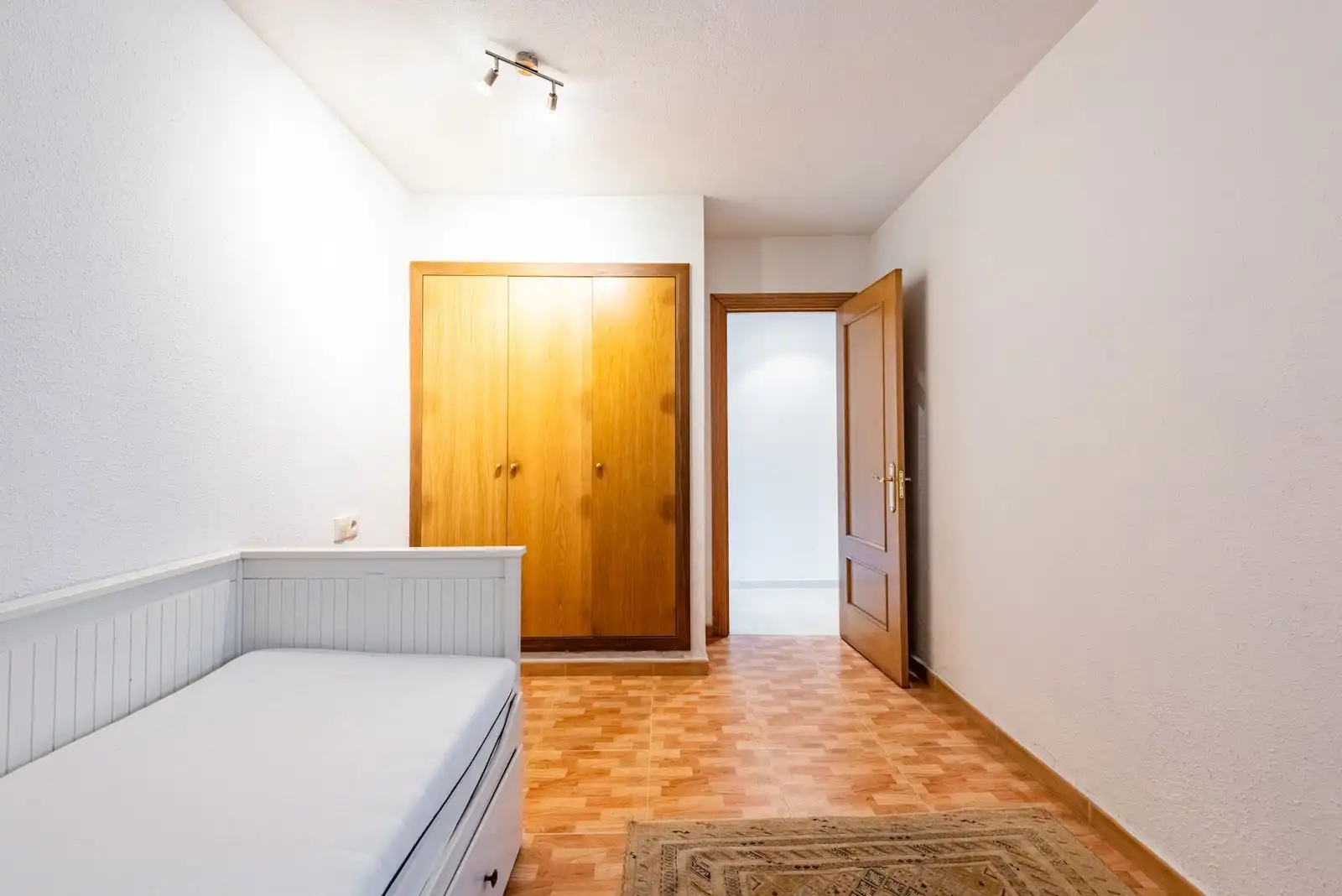 Bedroom of Flat for sale in Benahavís  with Air Conditioner, Private garden and Furnished