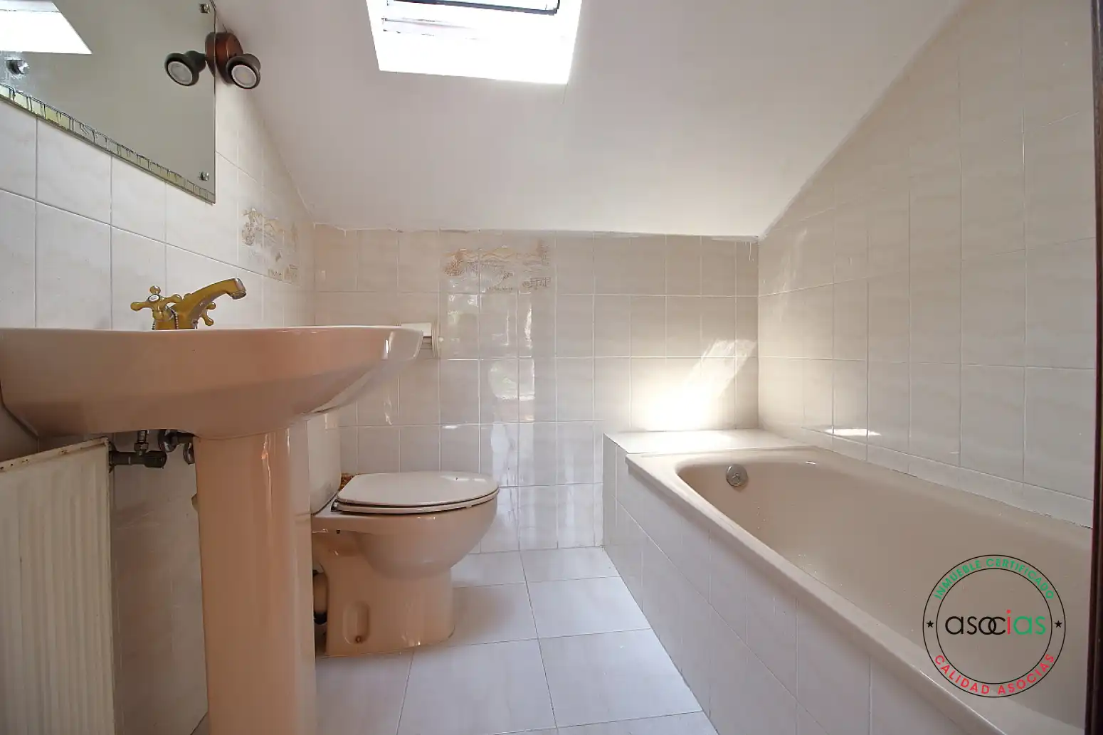 Bany de Casa o xalet en venda en Gijón  amb Calefacció, Parquet i Moblat