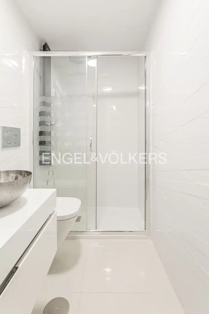 Bathroom of Flat for rent in Madrid  with Air Conditioner, Heating and Balcony
