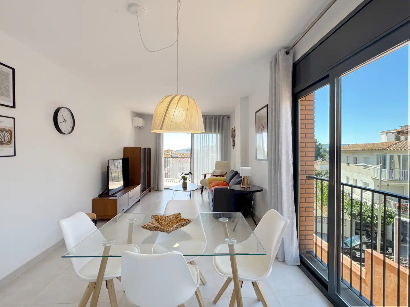 Sala d'estar de Apartament en venda en L'Escala amb Aire condicionat, Terrassa i Moblat