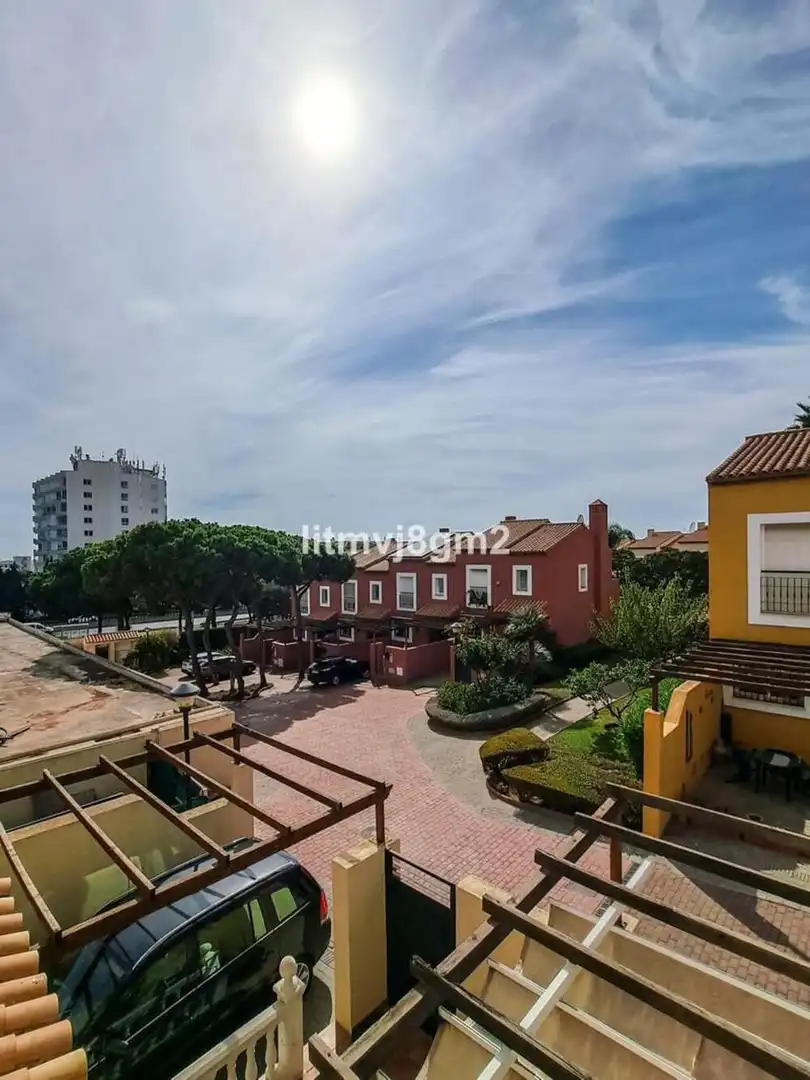 Vista exterior de Casa adosada de lloguer en Mijas amb Aire condicionat, Terrassa i Piscina
