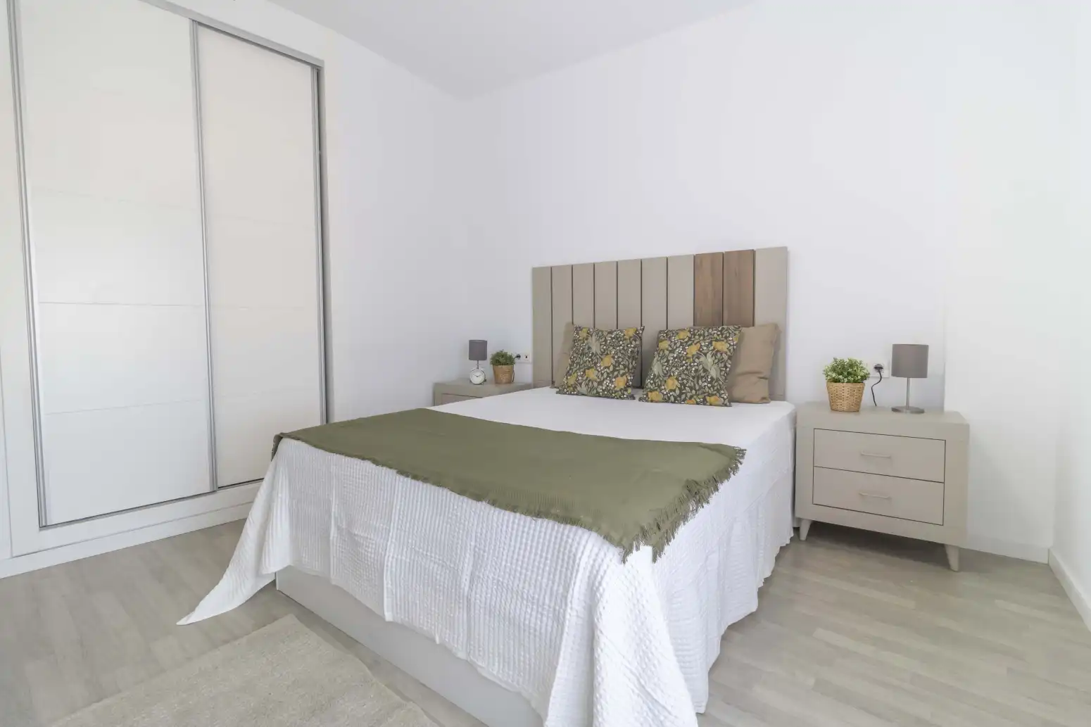 Habitación de Piso en venta en Sevilla con Aire acondicionado, Calefacción y Jardín privado