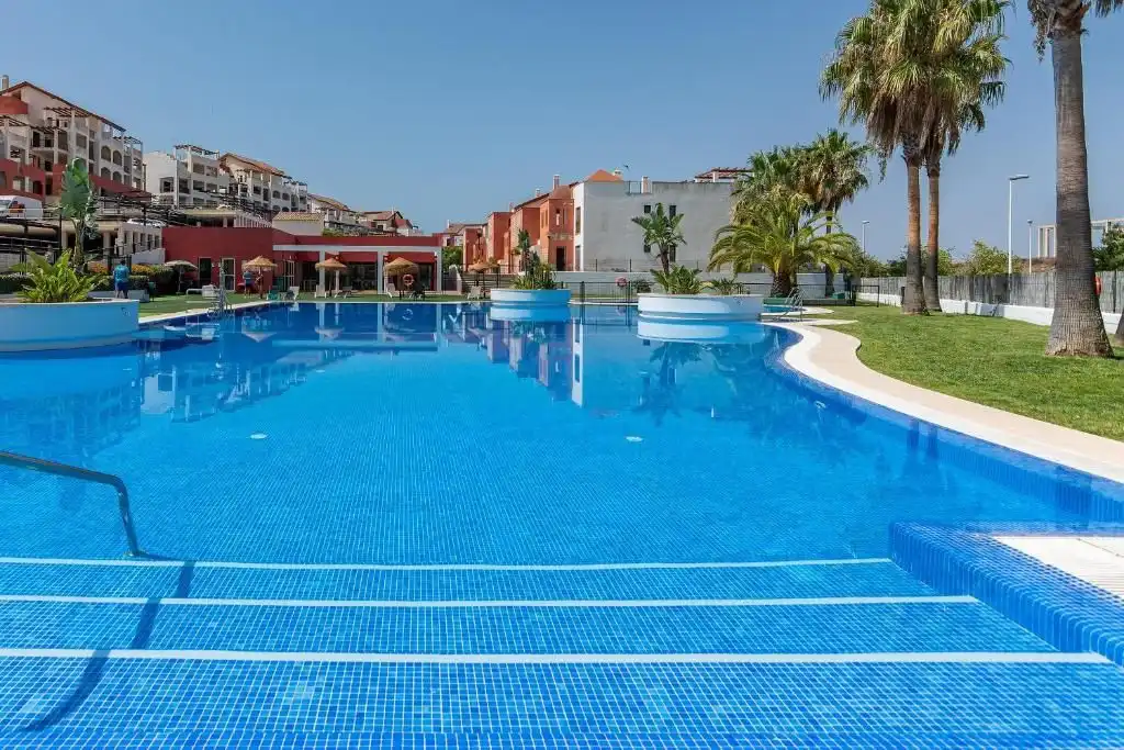 Schwimmbecken von Wohnung zum Verkauf in Ayamonte mit Klimaanlage, Privatgarten und Terrasse