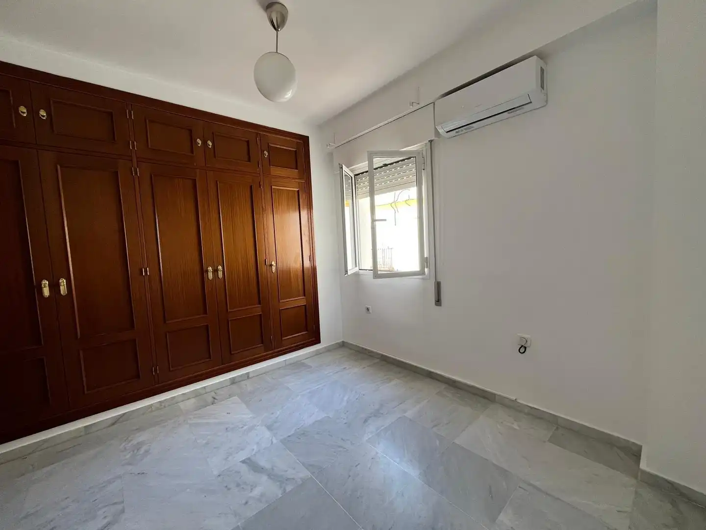 Schlafzimmer von Wohnung zur Miete in Sevilla mit Klimaanlage
