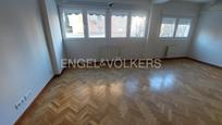 Sala d'estar de Apartament en venda en  Madrid Capital amb Aire condicionat, Calefacció i Parquet