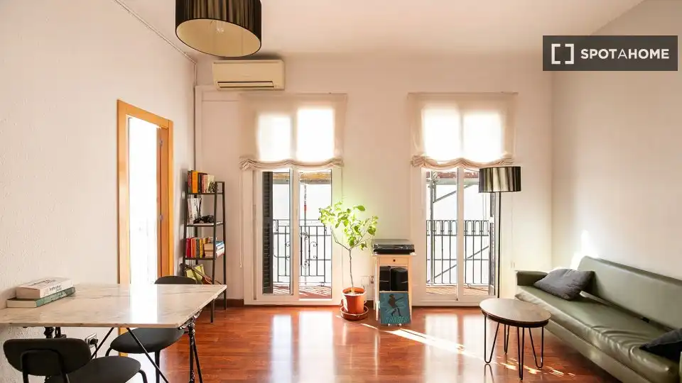 Flat with terrace to rent in Gràcia