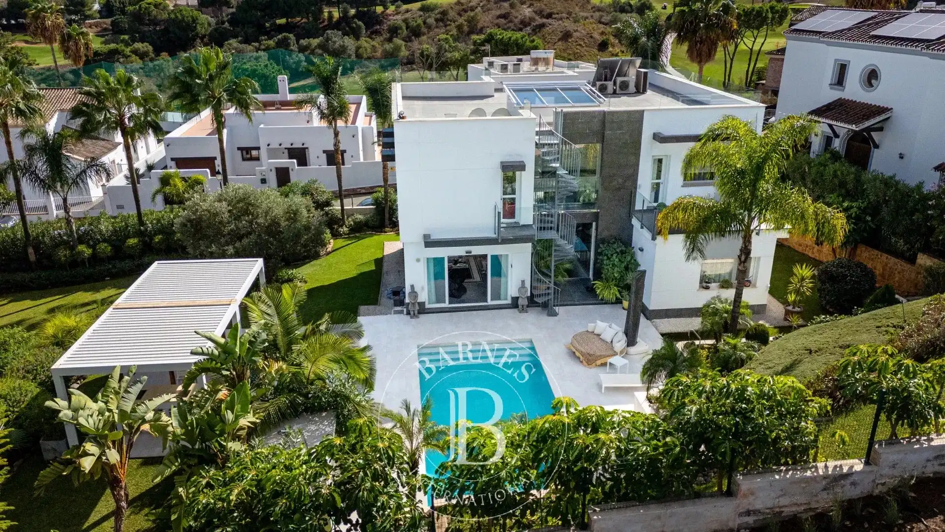 Vista exterior de Casa o xalet en venda en Marbella amb Aire condicionat, Calefacció i Piscina