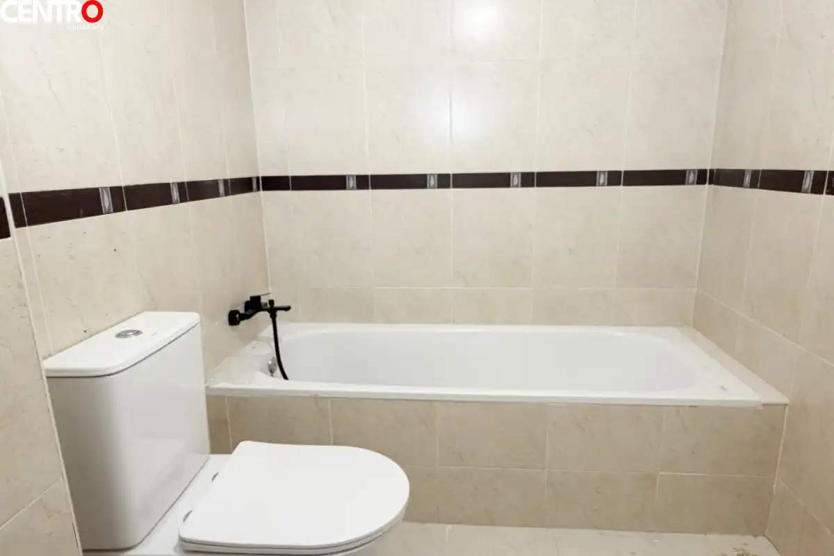 Baño de Piso en venta en La Zubia con Aire acondicionado, Calefacción y Jardín privado