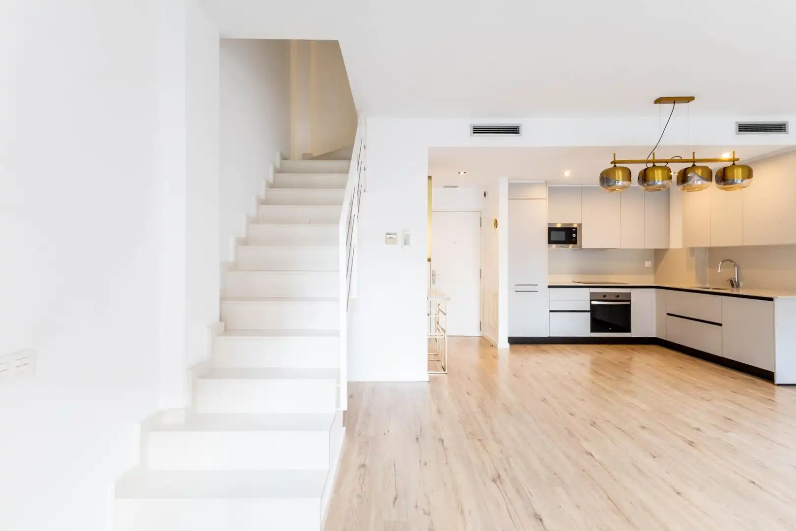 Maisonette zum Verkauf in Barcelona mit Klimaanlage, Parkett und Terrasse