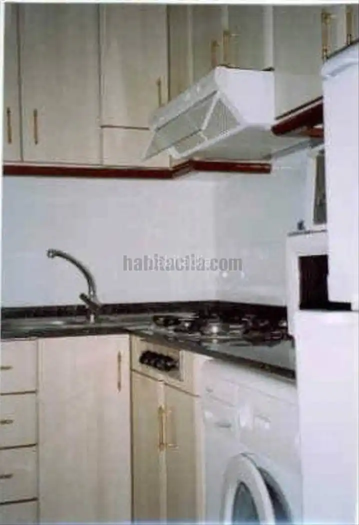 Studio with lift to rent in Carrer de Joaquim Serra 11, imagen 2