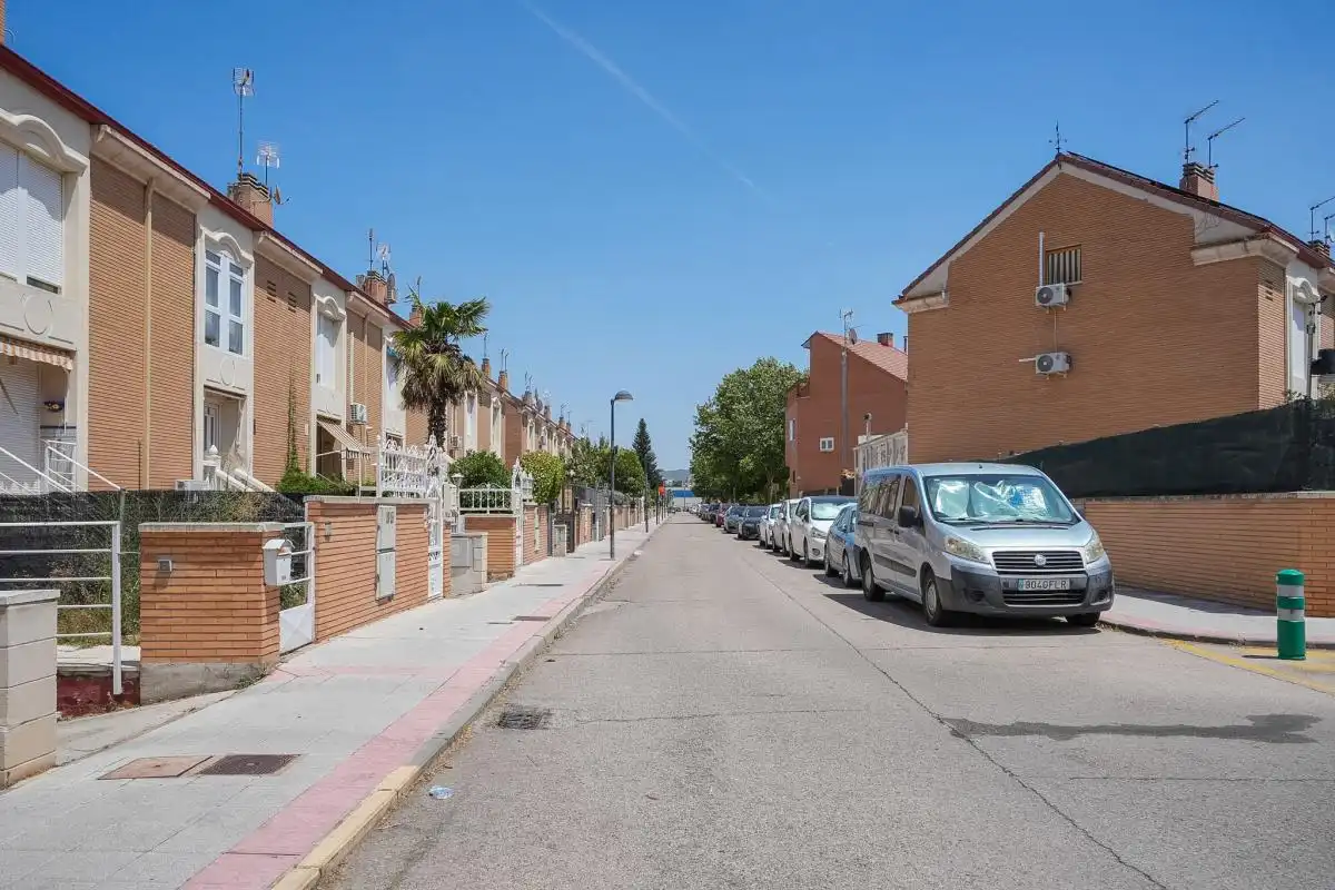 Vista exterior de Casa adosada en venda en Azuqueca de Henares amb Aire condicionat, Calefacció i Jardí privat