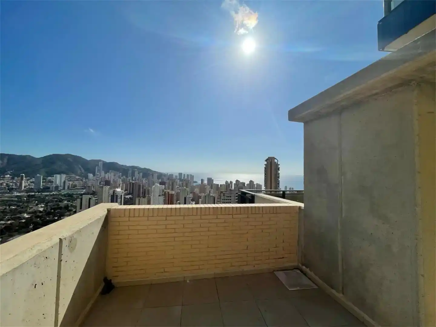 Vista exterior de Àtic en venda en Benidorm amb Aire condicionat, Piscina i Balcó