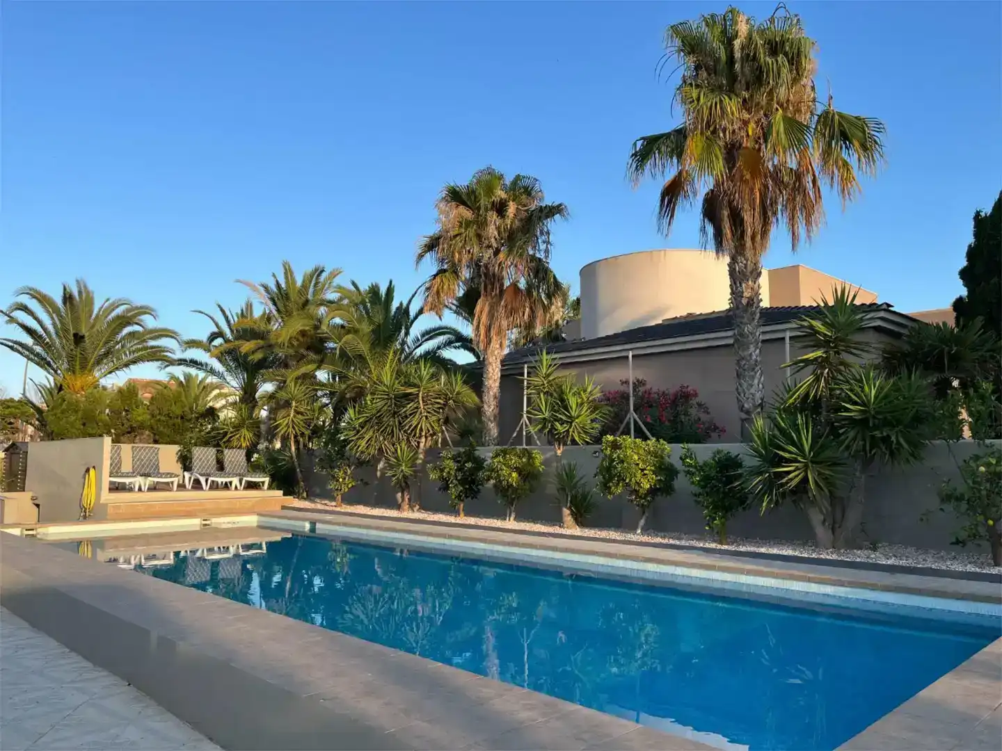 Piscina de Pis en venda en Roquetas de Mar amb Aire condicionat, Jardí privat i Traster