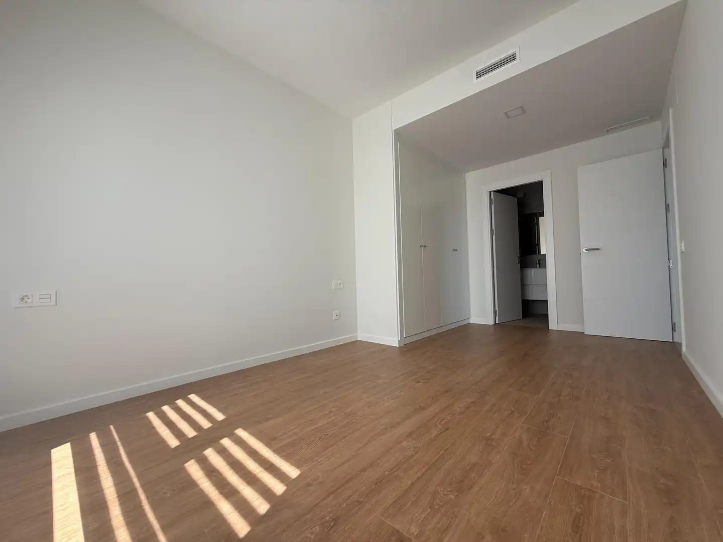 Schlafzimmer von Wohnung zur Miete in Sevilla mit Klimaanlage
