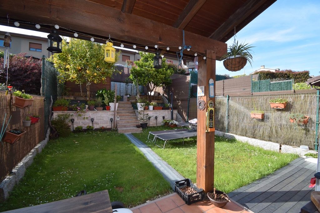 Jardí de Casa adosada en venda en Miño amb Calefacció, Jardí privat i Terrassa