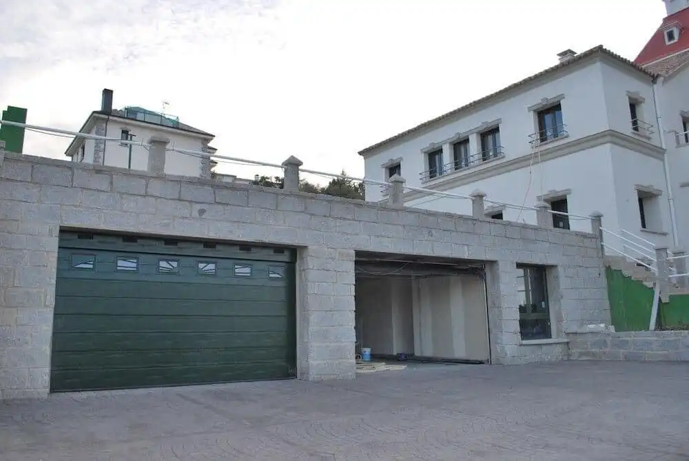 Vista exterior de Casa o xalet en venda en Torrelodones amb Jardí privat, Terrassa i Traster