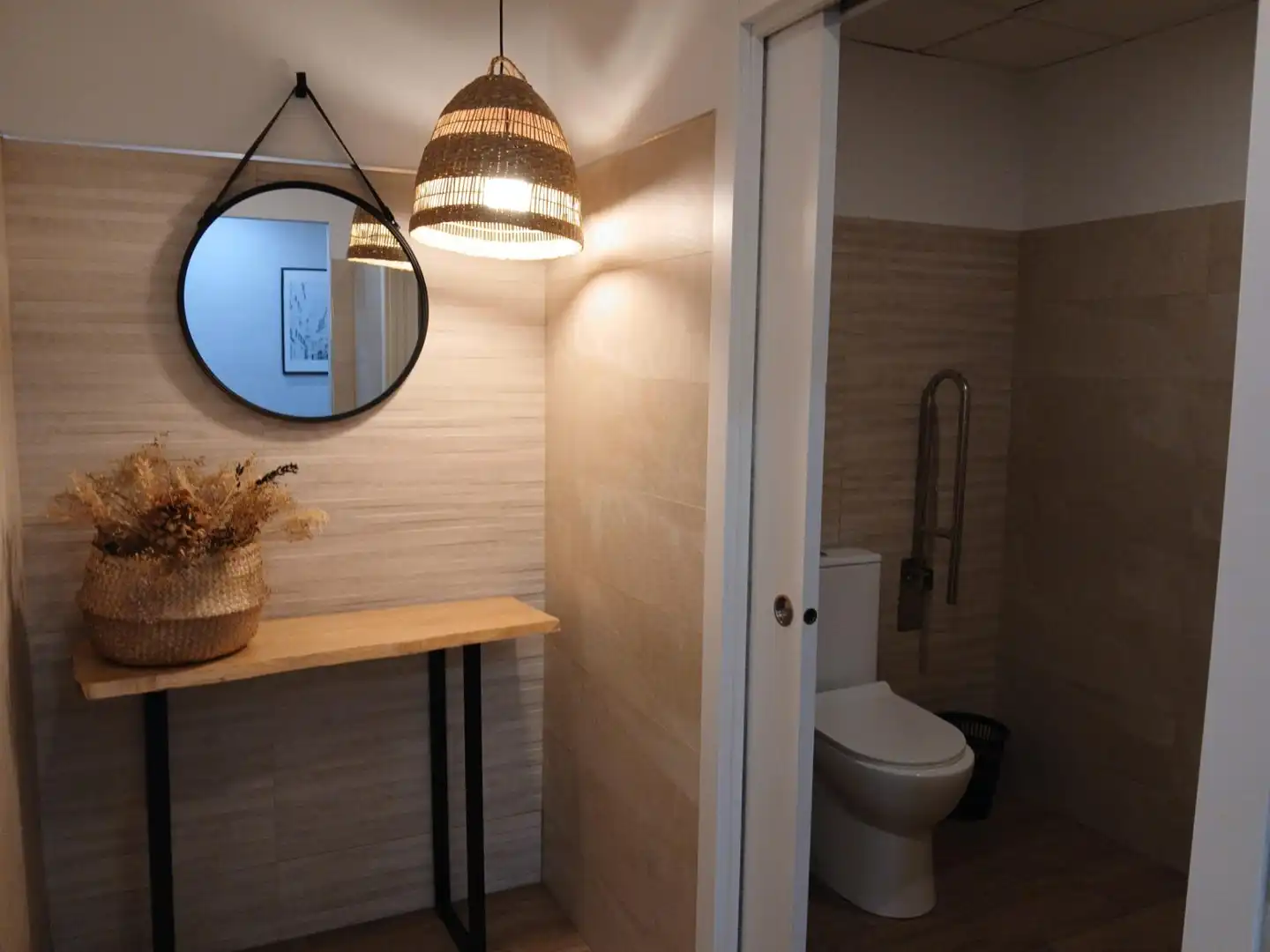 Bathroom of Commercial properties for transfer in Sevilla  with Air Conditioner and Furnished