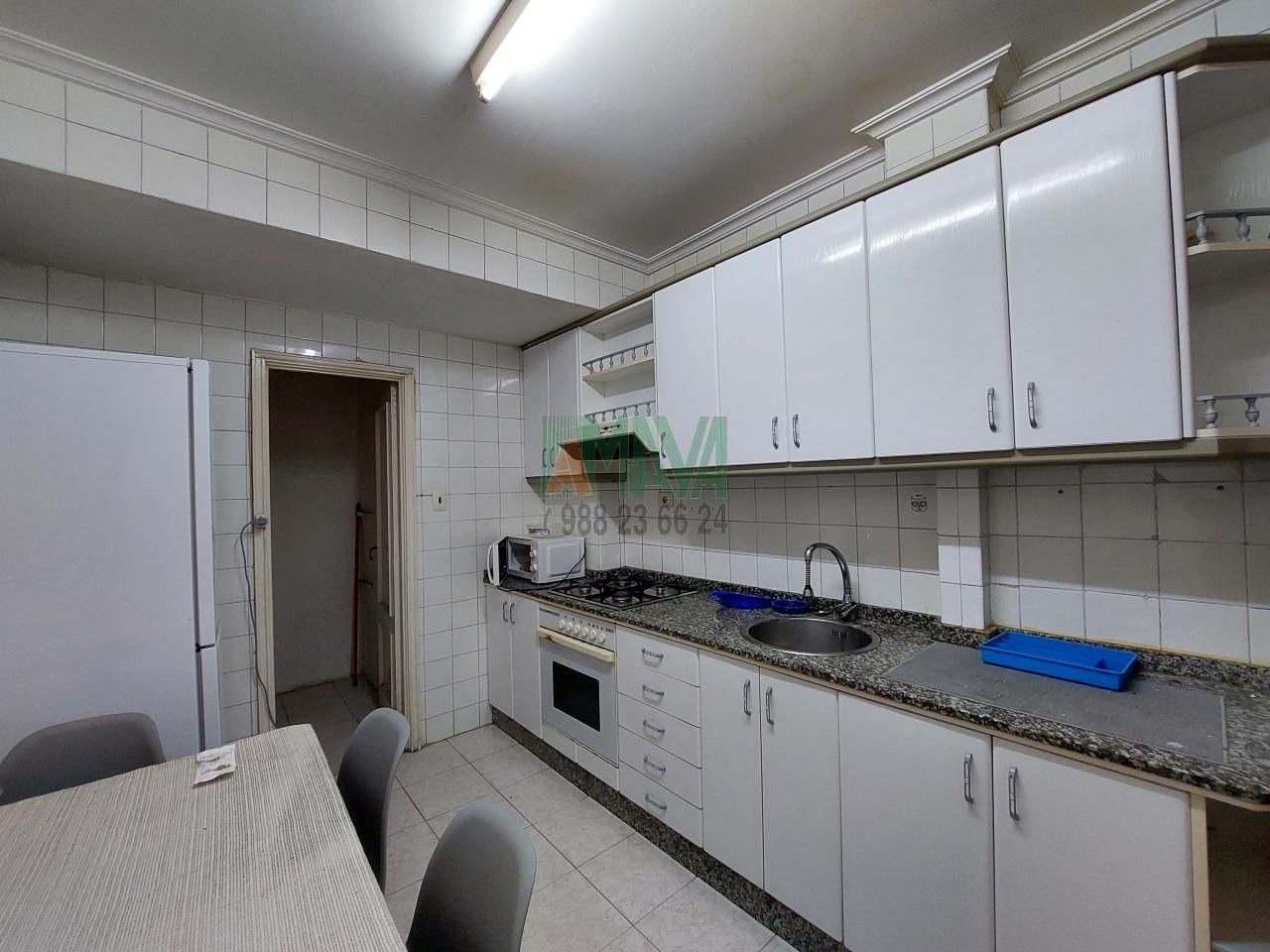 Cocina de Piso en venta en Ourense Capital  con Calefacción y Balcón