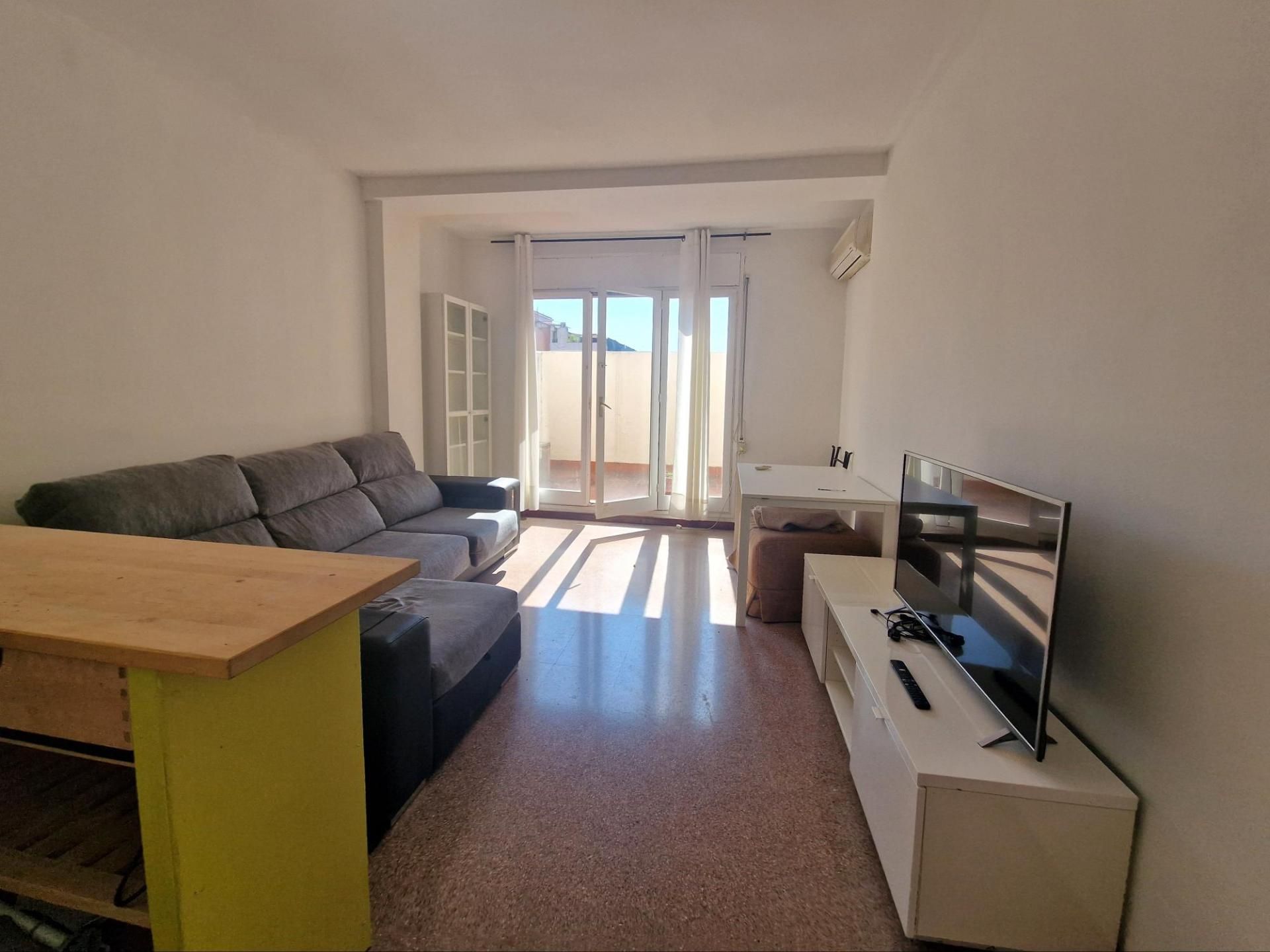 Sala d'estar de Pis de lloguer en Sant Cugat del Vallès amb Terrassa, Microones i TV