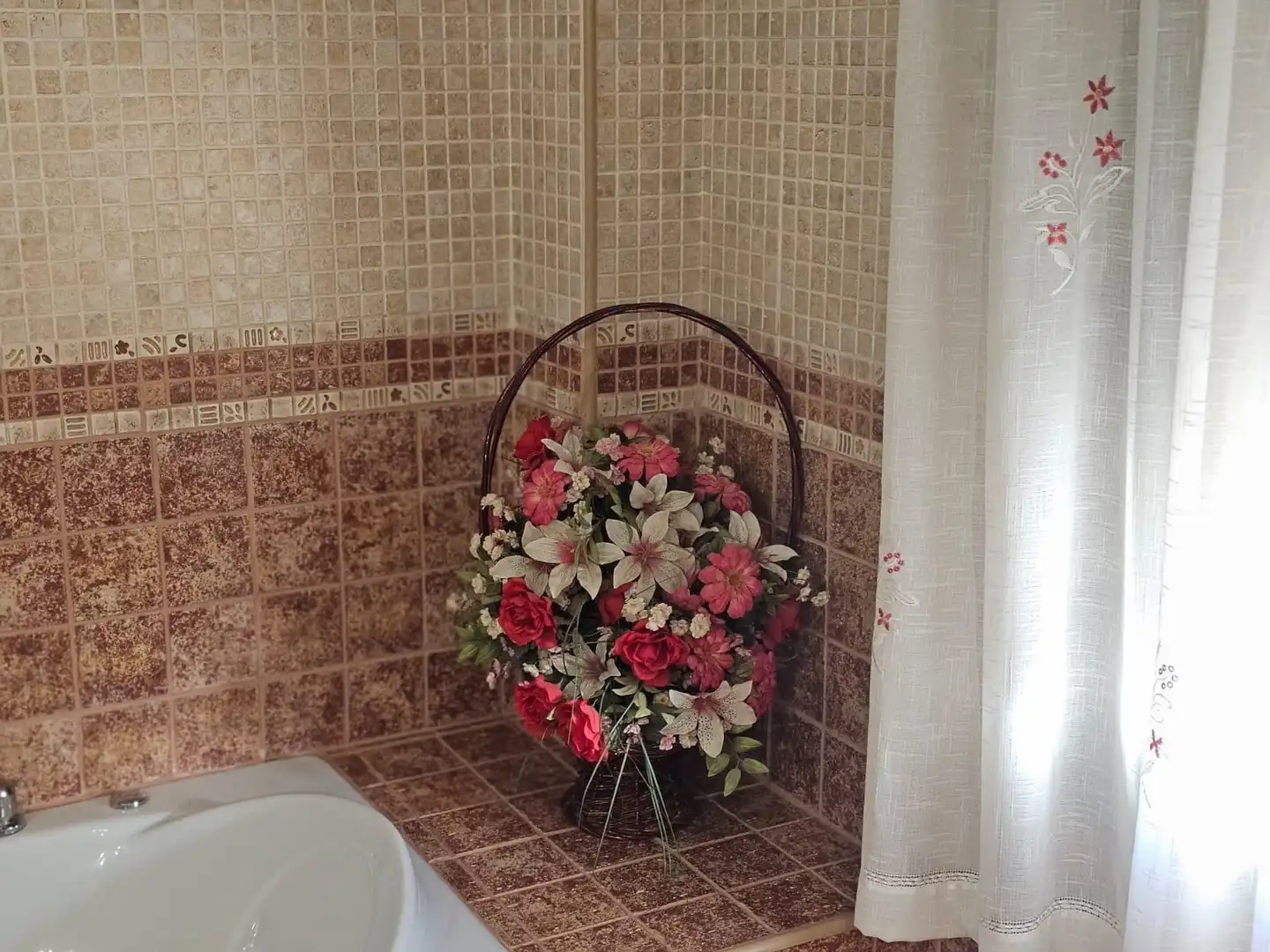 Bany de Casa o xalet en venda en Córdoba amb Aire condicionat, Calefacció i Jardí privat