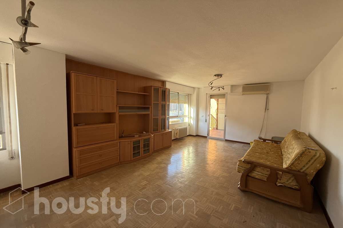 Living room of Flat to rent in  Madrid Capital  with Air Conditioner, Heating and Parquet flooring