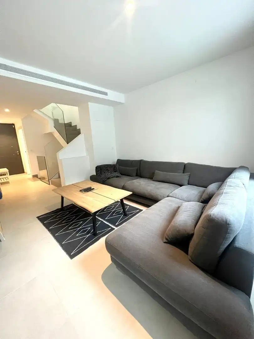 Sala de estar de Casa adosada de alquiler en Estepona con Jardín privado, Terraza y Trastero