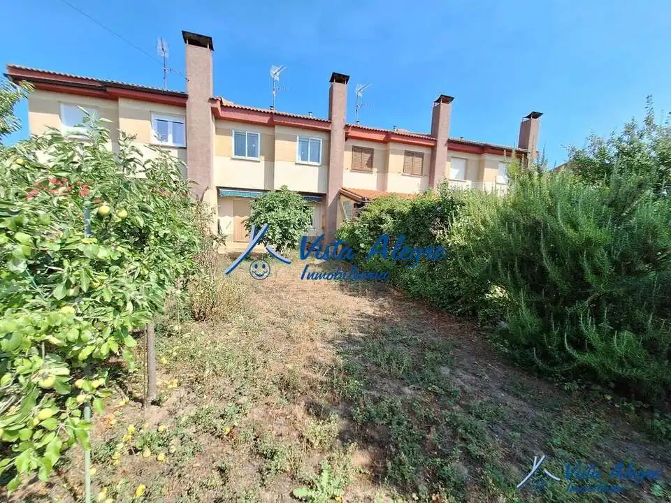 Vista exterior de Casa adosada en venda en Anguciana amb Calefacció, Jardí privat i Traster