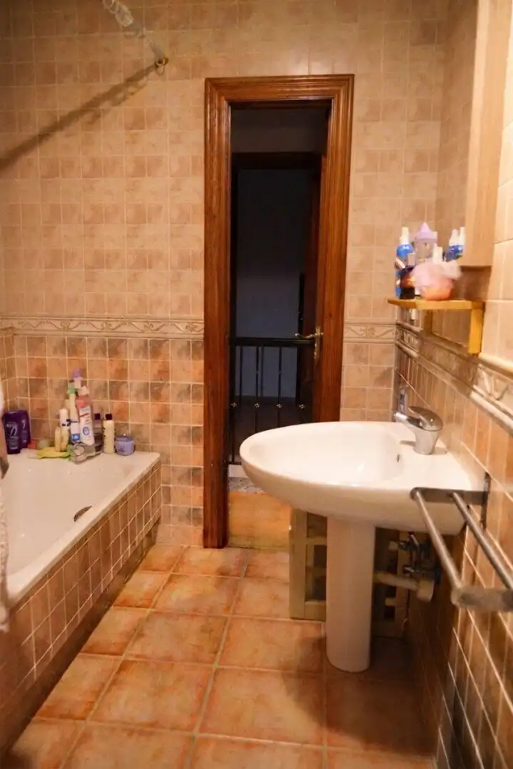 Bathroom of Houses for sale in Valverde de la Virgen, León