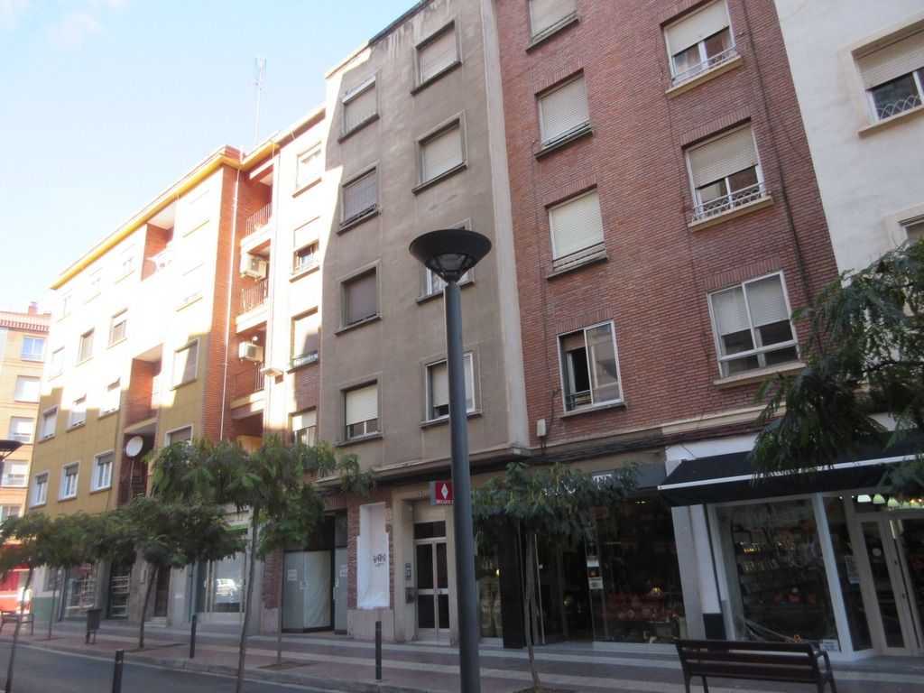 Vista exterior de Pis en venda en  Logroño