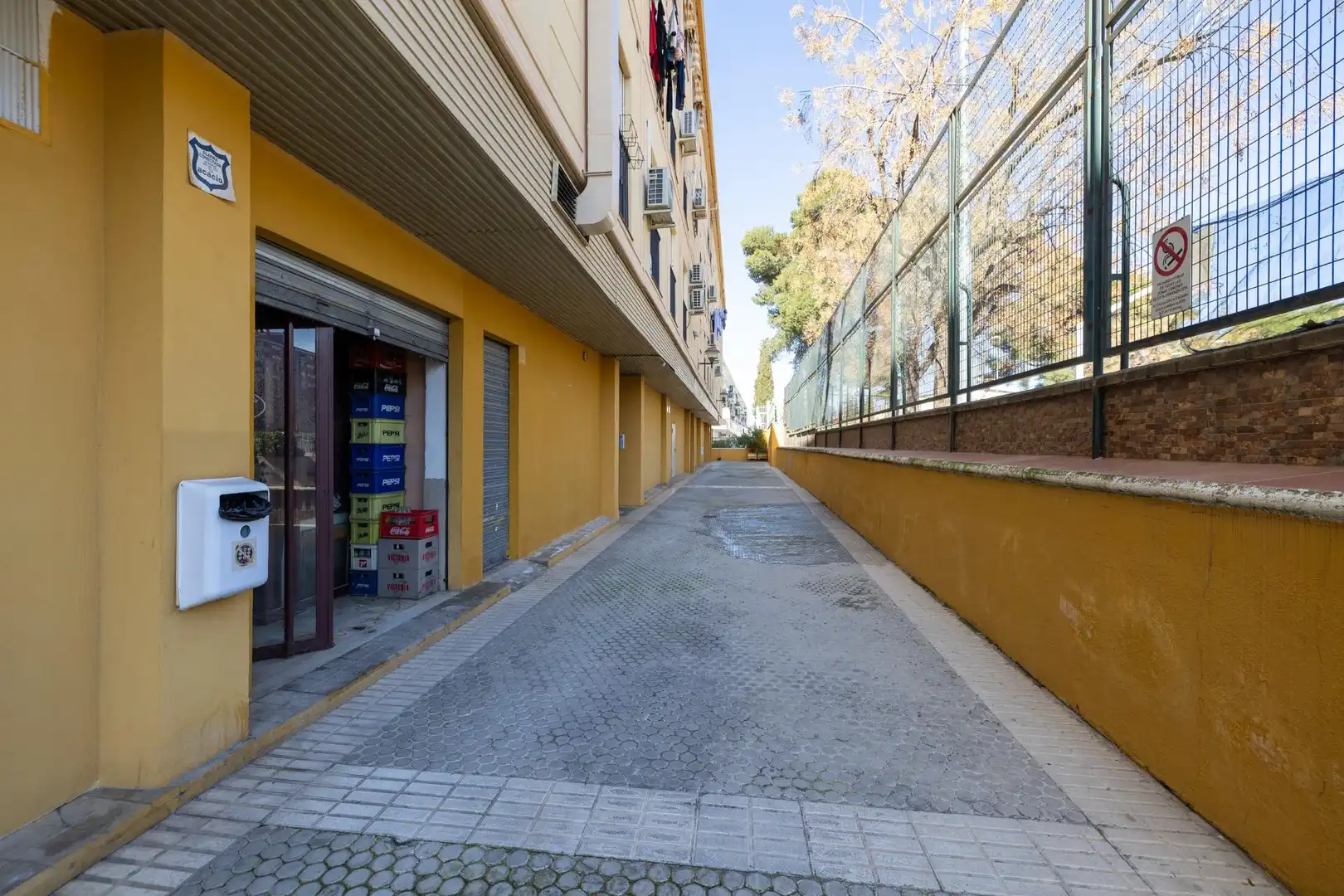 Vista exterior de Local en venda en Granada